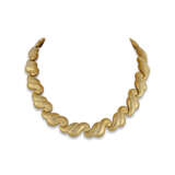 DE VROOMEN GOLD NECKLACE AND BRACELET SET AND A GOLD AND DIAMOND BROOCH - photo 2