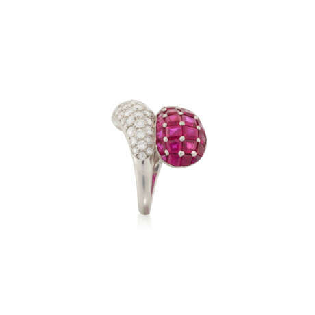 CARTIER RUBY AND DIAMOND CROSSOVER RING - Foto 3