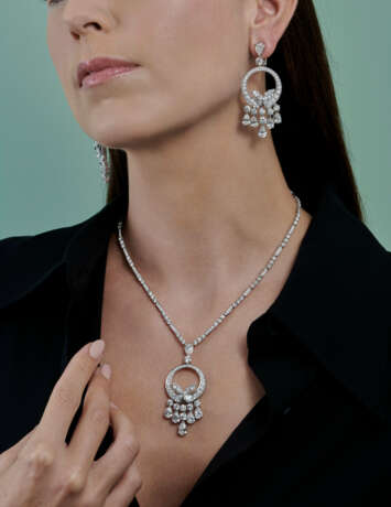 GRAFF DIAMOND 'BUTTERFLY' NECKLACE AND EARRING SET - photo 7