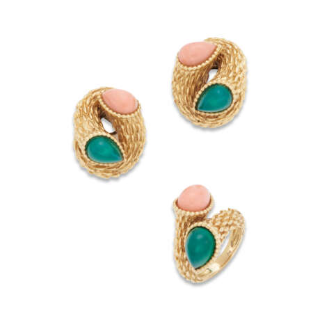 BOUCHERON CORAL AND CHRYSOPRASE 'SERPENT BOHÈME' EARRING AND RING SET - photo 1