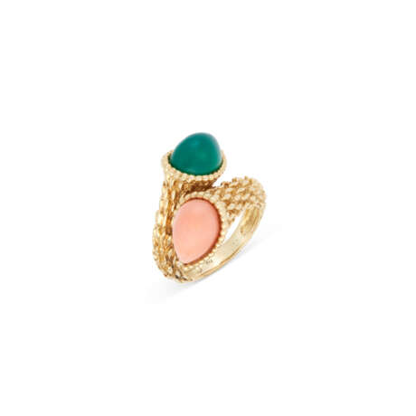 BOUCHERON CORAL AND CHRYSOPRASE 'SERPENT BOHÈME' EARRING AND RING SET - photo 2