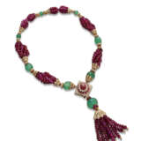 VAN CLEEF & ARPELS RUBY, EMERALD AND DIAMOND TASSLE NECKLACE/BROOCH - Foto 3