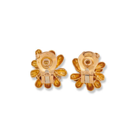 VAN CLEEF & ARPELS DIAMOND EARRINGS - photo 3