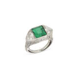 EMERALD AND DIAMOND RING - photo 1