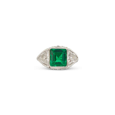 EMERALD AND DIAMOND RING - photo 2