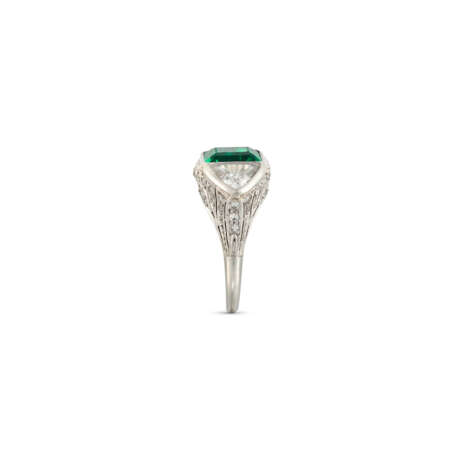 EMERALD AND DIAMOND RING - photo 4