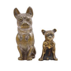 Zwei Bronzefiguren sitzender Bulldoggen