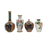 4 Cloisonné-Väschen. JAPAN 19.Jh. und CHINA 20. Jh. H: 10 cm bis 16 cm. Tlw. besch. - фото 1