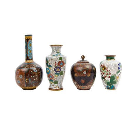 4 Cloisonné-Väschen. JAPAN 19.Jh. und CHINA 20. Jh. H: 10 cm bis 16 cm. Tlw. besch. - Foto 2