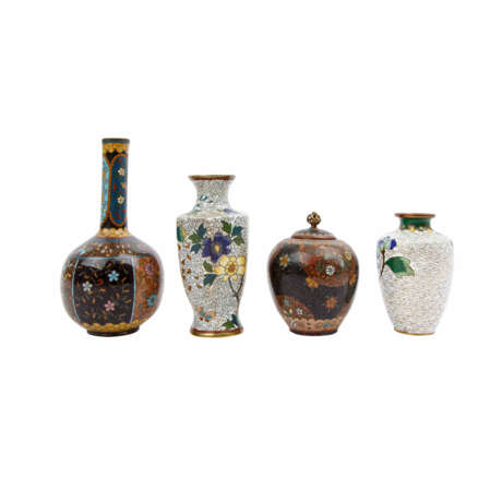 4 Cloisonné-Väschen. JAPAN 19.Jh. und CHINA 20. Jh. H: 10 cm bis 16 cm. Tlw. besch. - Foto 3