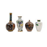 4 Cloisonné-Väschen. JAPAN 19.Jh. und CHINA 20. Jh. H: 10 cm bis 16 cm. Tlw. besch. - Foto 3