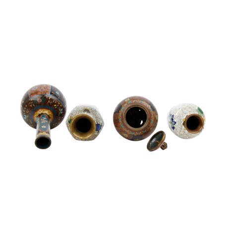 4 Cloisonné-Väschen. JAPAN 19.Jh. und CHINA 20. Jh. H: 10 cm bis 16 cm. Tlw. besch. - Foto 4