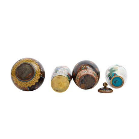 4 Cloisonné-Väschen. JAPAN 19.Jh. und CHINA 20. Jh. H: 10 cm bis 16 cm. Tlw. besch. - photo 6