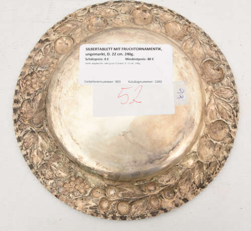 SILBERTABLETT MIT FRUCHTORNAMENTIK, ungemarkt, D. 22 cm. 240g. - Foto 2