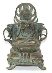 Buddha auf Thron sitzend.
