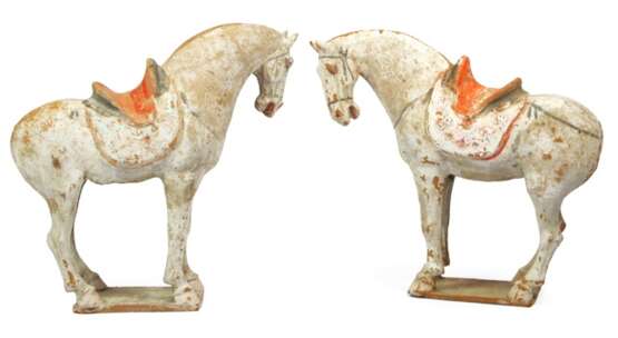 Paar Pferde aus Irdenware mit Resten von Farbfassung - photo 1