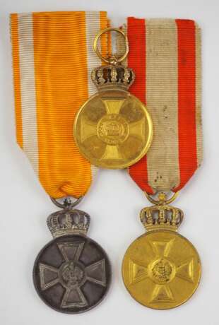 Preussen : Lot von 2 Medaillen des Roten- und 1 Medaille des Kronen-Orden. - фото 1