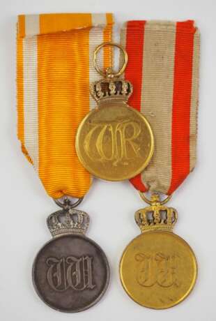 Preussen : Lot von 2 Medaillen des Roten- und 1 Medaille des Kronen-Orden. - photo 2
