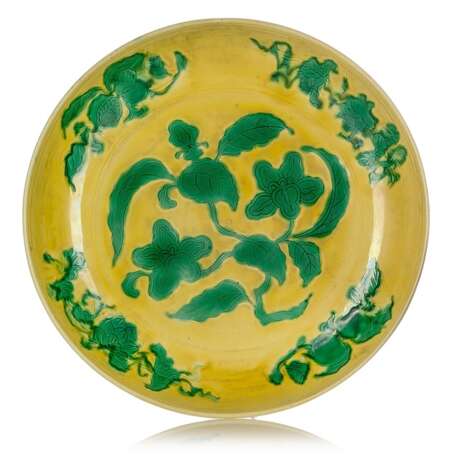 Grosse, gelb glasierte Schale aus Porzellan mit grünem Dekor von Gardenien und Zweigen - photo 1