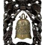 Bronzeglocke mit Drachendekor in beschnitztem Holzgestell mit Silbereinlagen - фото 1
