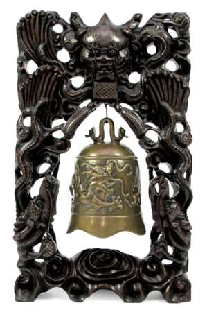 Bronzeglocke mit Drachendekor in beschnitztem Holzgestell mit Silbereinlagen - Foto 1