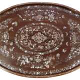 Ovales Tablett aus Holz mit reichen Perlmutteinlagen - photo 1