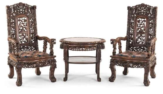 Zwei reich beschnitzte Armlehnstühle, Recamiere, Säule und Tisch mit Marmorplatte - фото 1
