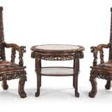 Zwei reich beschnitzte Armlehnstühle, Recamiere, Säule und Tisch mit Marmorplatte - Foto 1