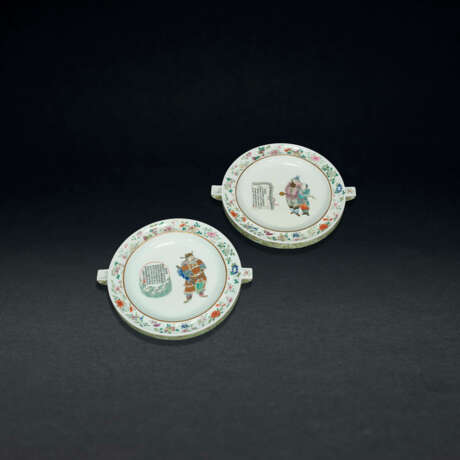 TWO RARE INSCRIBED FAMILLE ROSE `NARRATIVE` WARMING PLATES - photo 1