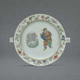 TWO RARE INSCRIBED FAMILLE ROSE `NARRATIVE` WARMING PLATES - photo 2