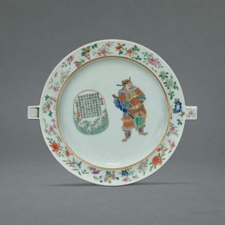 TWO RARE INSCRIBED FAMILLE ROSE `NARRATIVE` WARMING PLATES - Foto 2