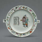 TWO RARE INSCRIBED FAMILLE ROSE `NARRATIVE` WARMING PLATES - Foto 3