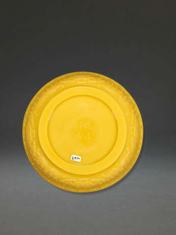 A RARE IMPERIAL YELLOW GLASS BUTTER TEA BOWL - photo 3