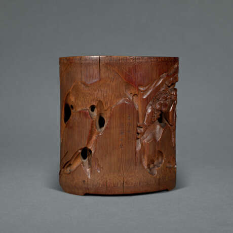 A FINELY CARVED AND RETICULATED BAMBOO BRUSH POT - Foto 2