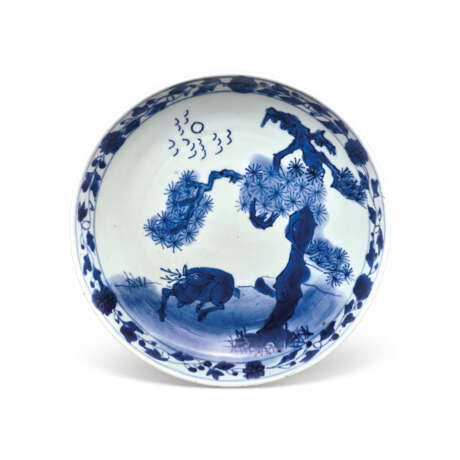 A BLUE AND WHITE SAUCER DISH - Foto 1