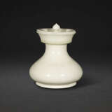 A WHITE-GLAZED COMPRESSED PEAR-SHAPED JAR AND COVER - фото 1