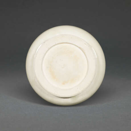 A WHITE-GLAZED COMPRESSED PEAR-SHAPED JAR AND COVER - photo 2