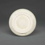 A WHITE-GLAZED COMPRESSED PEAR-SHAPED JAR AND COVER - Foto 2