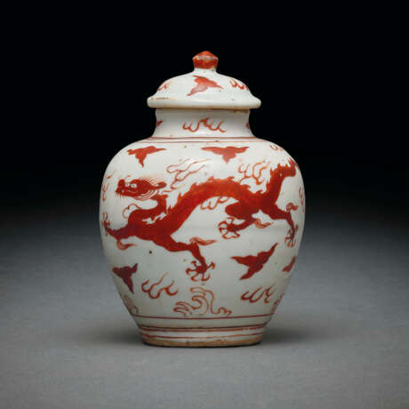 A SMALL AND RARE IRON-RED-DECORATED `DRAGON’ JAR AND COVER - фото 1