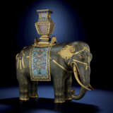 A MAGNIFICENT PAIR OF CLOISONN&#201; ENAMEL FIGURES OF CAPARISONED ELEPHANTS - Foto 2