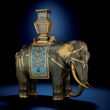 A MAGNIFICENT PAIR OF CLOISONN&#201; ENAMEL FIGURES OF CAPARISONED ELEPHANTS - Foto 2