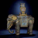 A MAGNIFICENT PAIR OF CLOISONN&#201; ENAMEL FIGURES OF CAPARISONED ELEPHANTS - Foto 3