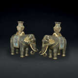 A MAGNIFICENT PAIR OF CLOISONN&#201; ENAMEL FIGURES OF CAPARISONED ELEPHANTS - Foto 4