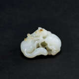 A WHITE JADE ‘BADGERS’ GROUP - Foto 1