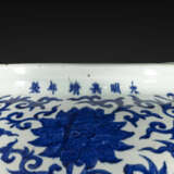 AN IMPORTANT AND RARE LARGE BLUE AND WHITE `DRAGON` JAR - фото 2