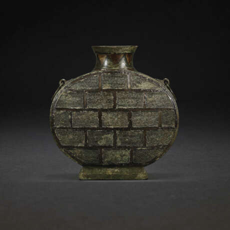 A RARE AND IMPORTANT COPPER-INLAID BRONZE WINE VESSEL, BIANHU - фото 1