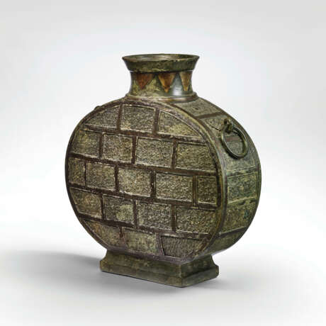 A RARE AND IMPORTANT COPPER-INLAID BRONZE WINE VESSEL, BIANHU - фото 2