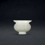 A SMALL WHITE JADE MUGHAL-STYLE ZHADOU - фото 1