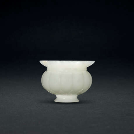 A SMALL WHITE JADE MUGHAL-STYLE ZHADOU - Foto 1