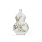 A FAMILLE ROSE DOUBLE-GOURD-SHAPED FLASK - photo 2